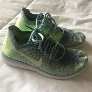 NIKE Flyknit Sneakers